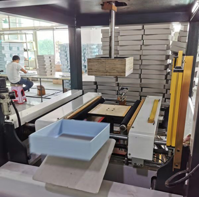 銀色包裝盒的外國(guó)化妝品
